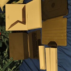 iPad pro keyboard and pencil